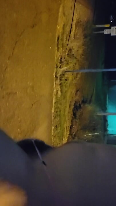 Cuckold mikro berjalan di jalan awam berbogel