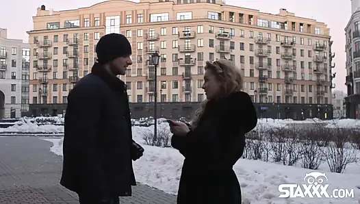 Блондинка милашка Sonia принимает член на кухне