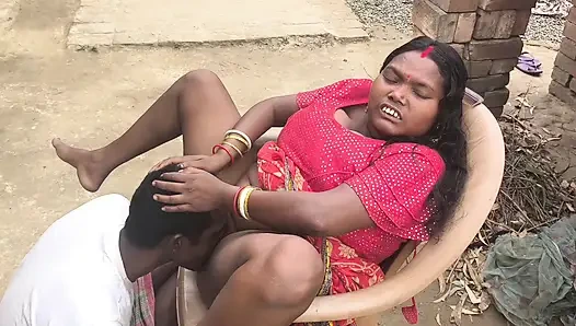 Desi housewife ko market jaane ke samay chut chat kar Pani nikal