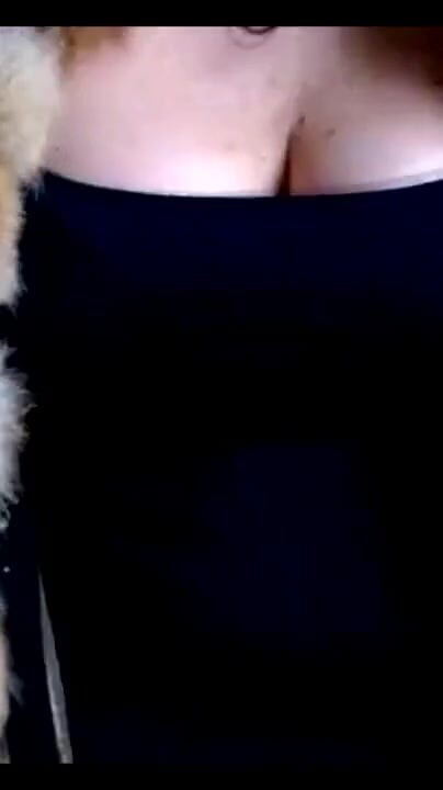 Kürk mantolu olgun kaltak... Ünlü web kamerası fahişesi ve şarkıcı Aimee ateşli orta yaşlı seksi kadın )) | Klip 2