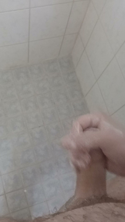 Xander duşta büyük yarağını okşuyor!