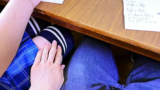 Okul - masanın altında matematik dersinde onu tekrar mastürbasyon yapıyor. Kız öğrenci herkesin içinde