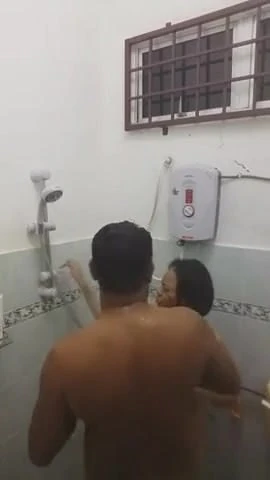 lungkondoi asian couple in bathroom