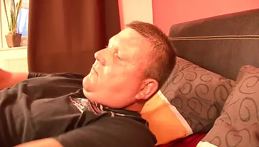 Возбужденная зрелая красотка трахает пальцами ее мокрую киску с пожилым любовником