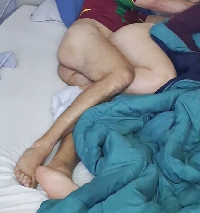 Fucking her pussy while she watches tv