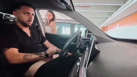 Ручная ласка незнакомцу и глубокий минет у него дома с глубоким горлом