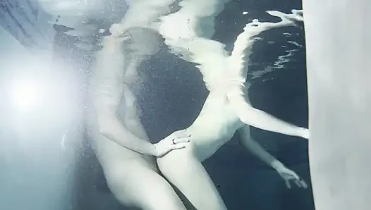 Real Couple - real fun in the pool