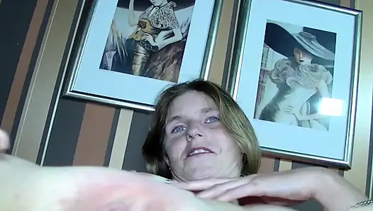 Güçlü ve çirkin Alman fahişe tek başına mastürbasyon yapıyor