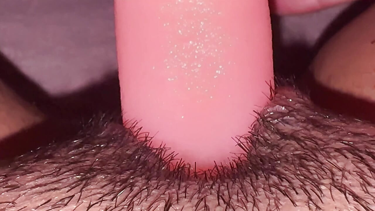 혀를 깊숙이 질에 넣는다.  마른 섹시한 여자