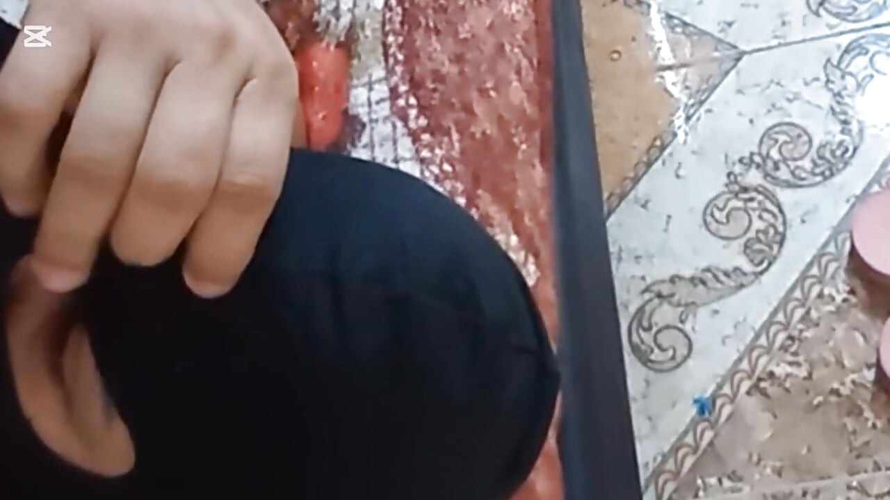 नकाबपोश दुल्हन वीर्य पी रही है और अंटे चूस रही है