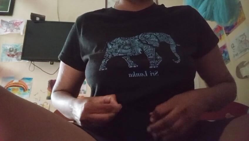 Tombul tombul vikkyy banyoda dildoya biniyor ıslak amcık ve sulu göğüsler