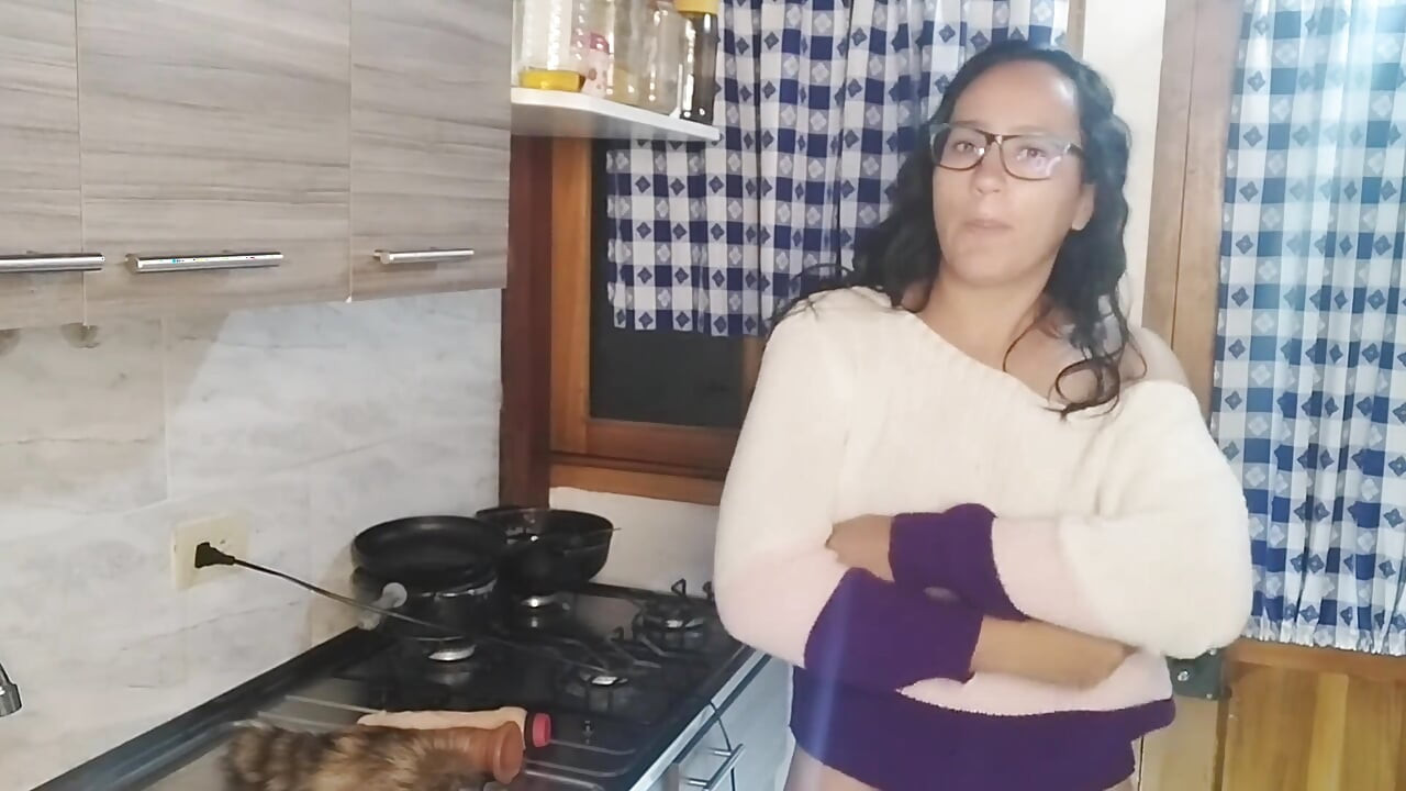 继母在厨房被继女的男朋友性交