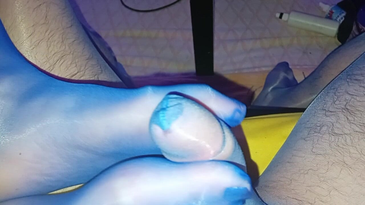 Preto meia-calça footjob em pau de meia-calça azul