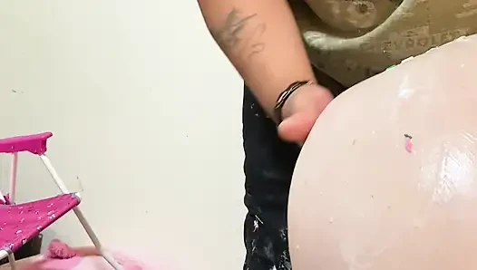 Pelacur ini punya seluruh toko roti sialan