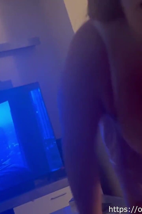 두 남자와 함께 스피로스트에 따먹히는 매력적인 마누라!!