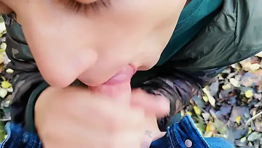 Taşak emme - yarak emiyor ve bakış açısının dışında ağzına boşalıyor