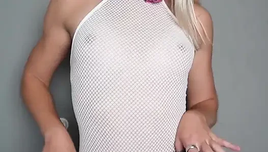 Aku suka banget melucuti baju imutku untukmu