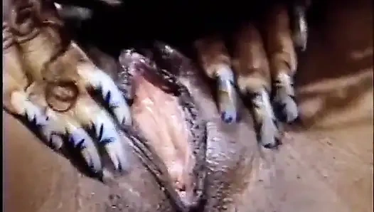 Сексуальным черным лесбиянкам проникли в киску дилдо в тройничке