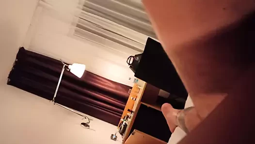 Настоящее видео пары с их мобильного телефона в видео от первого лица: жесткий трах раком для шлюховатой блондинки, заканчивающейся текущим кримпаем