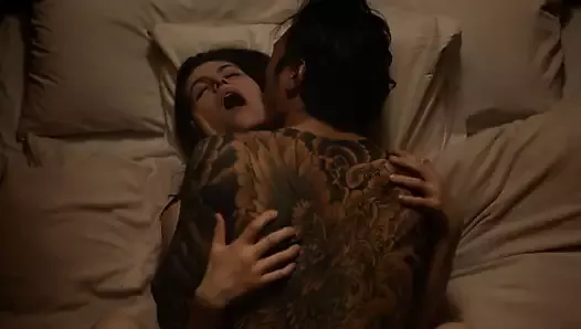 Les seins d'Alexandra Daddario dans Lost Girls and Love Hotels