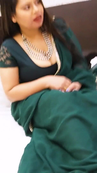SEKSI DESI HINTLI YENGE ÜÇ DEBORJI TARAFıNDAN BIRLIKTE SIKILIYOR, SEKSI BIR HARDCORE DÖRTLÜ SEKS HIKAYESI | Klip 1