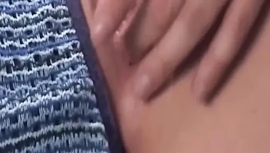 Olgun sarışın orta yaşlı seksi kadın açık havada yarak emiyor ve ıslak amcığını açıyor