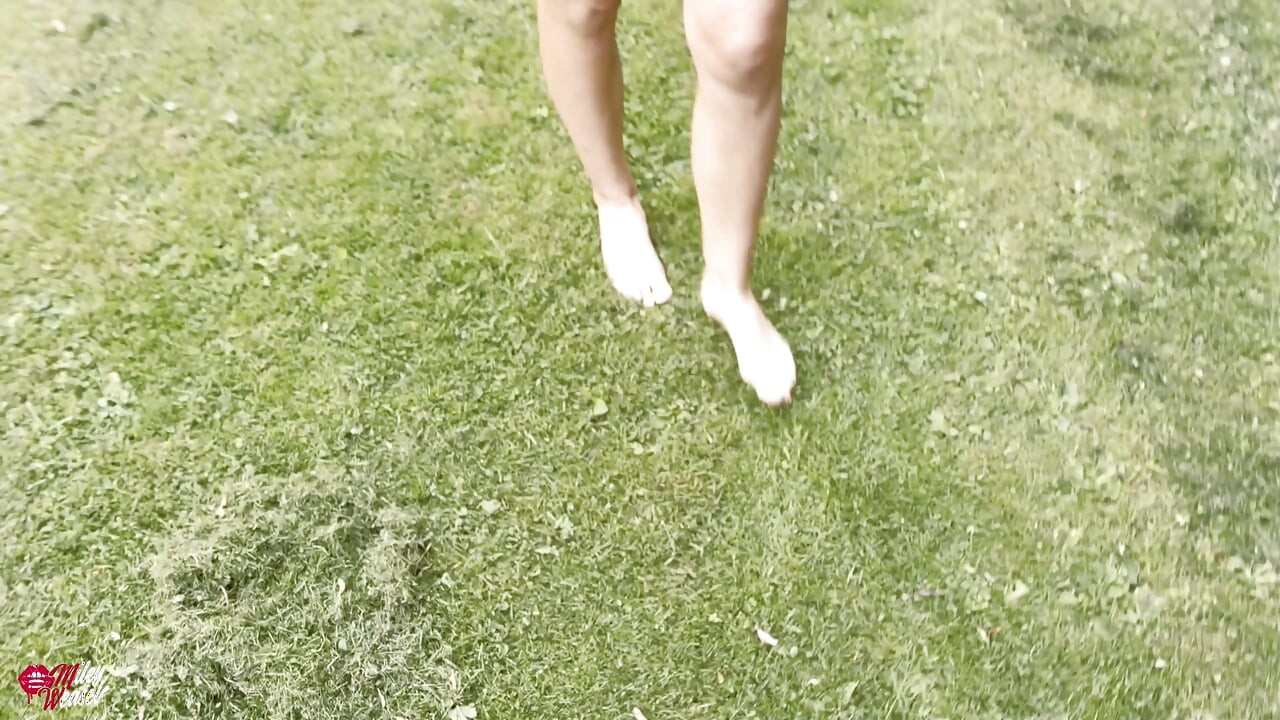 Puta rubia cachonda follada mientras jardinería!