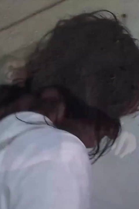بنات يلعبن مع رجل أكبر سنا كما يردن
