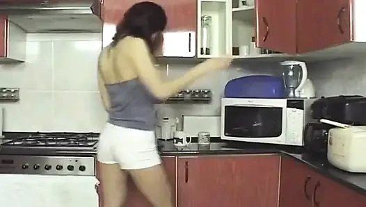 Sıska sürtük mutfakta yarağa biniyor