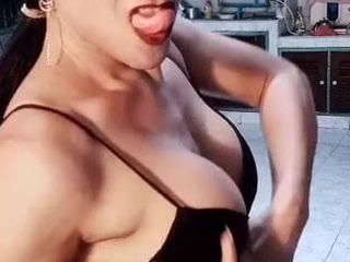 Ladyboy tanzt POV