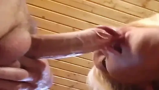 Sarışın hatun ıslak eylemde zonklayan yarakla genişliyor