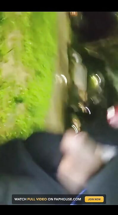 Volim špricati mlijeko, veliki kurac kad šetam usamljenim parkom