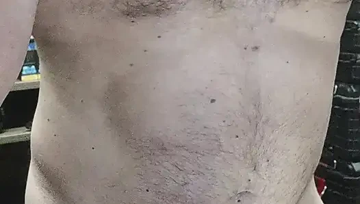 Yalnız erkek el fenerini sikiyor ve dölü kenarda tutuyor