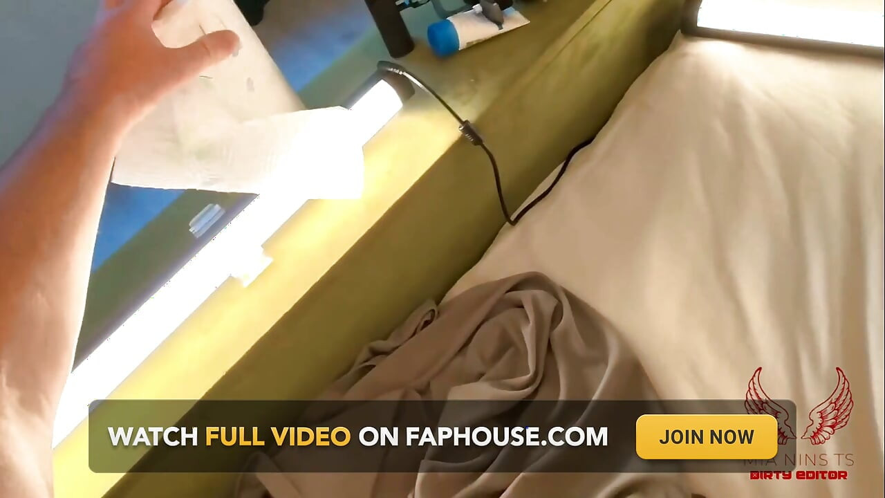 Ladyboy dengan kacamata meta sudut pandang, deepthroat, anal dan menelan cum
