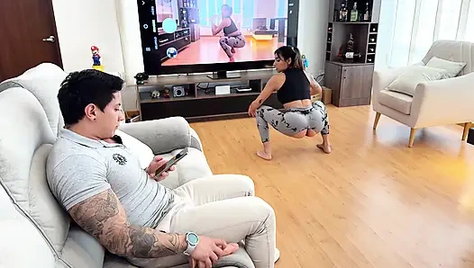 WTF? Üvey baba robot elektrikli süpürgeyi kullandı, böylece üvey kızı dildoya oturabilir!