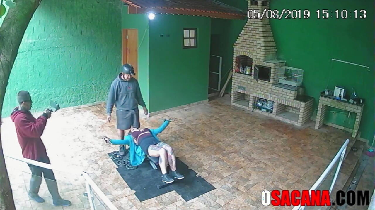 Νεαροί γαμιούνται κατά τη διάρκεια προπόνησης στο γυμναστήριο σε ερασιτεχνικό ριάλιτι