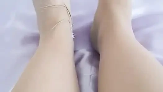 EL KREMI VE VÜCUT SÜTÜ ILE AYAK MASAJı