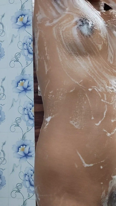 Desi raseli boudi ki chut ki gaarmi naha ke nivaya ungli daal ke ah ah chillaya | Klip 1