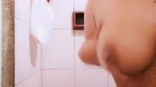 Asiático chica vivir desnudo ducha