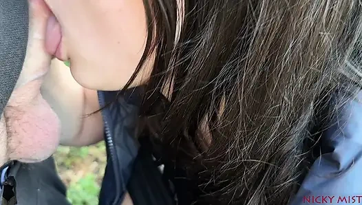 Ukraynalı kızla açık havada sakso için tanışıyorum