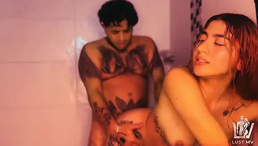 Anal di kamar mandi dengan berakhir di wajah