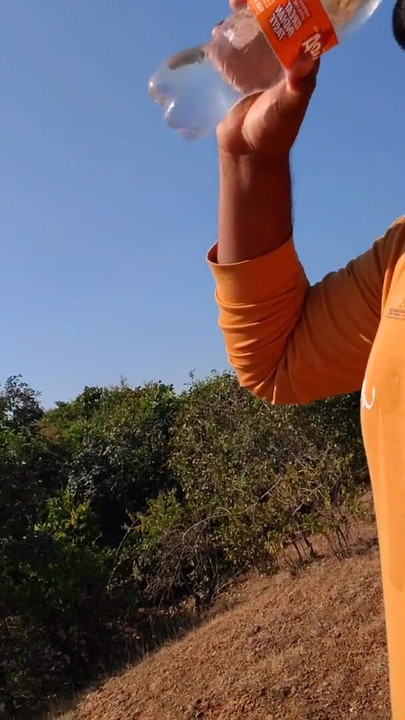 Ladki hmko jangle me mili, vah subah subah gav ke najdiki jangle me bathroom karne aai thi - Indian bhabhi hot xxx… | Clip 1