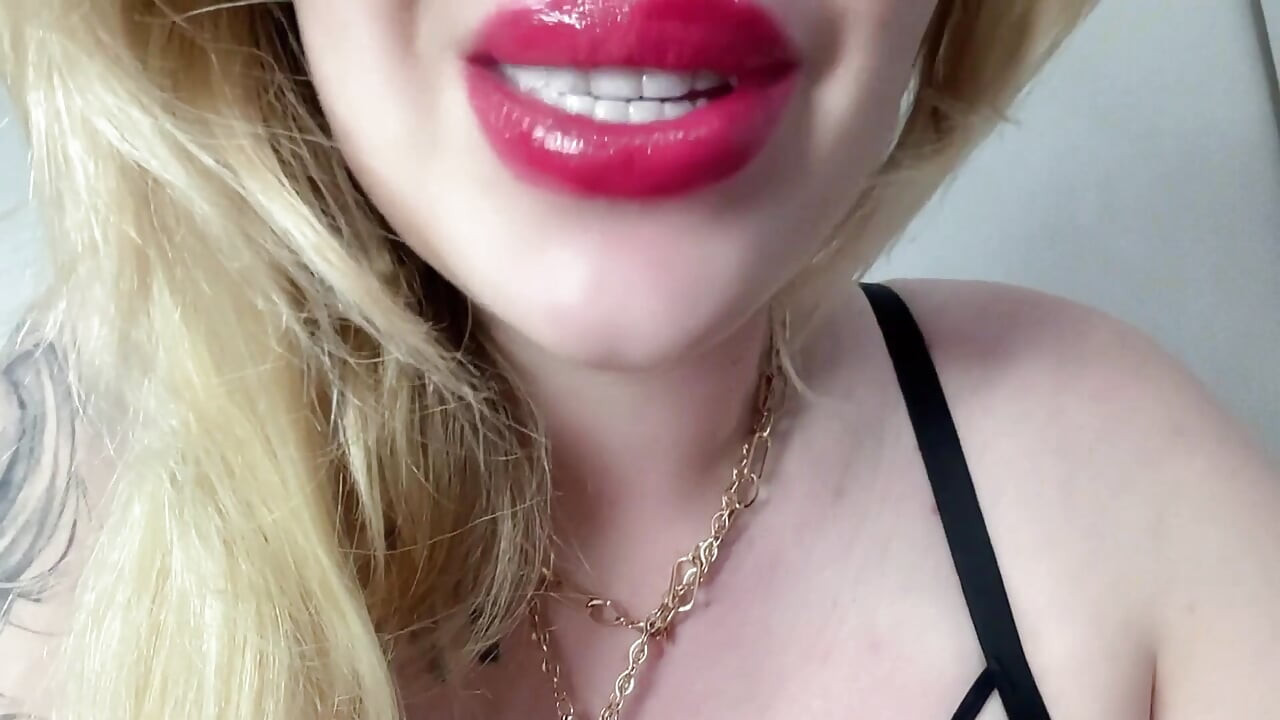 Manipulative stepmommy's lips! Cum or denial?