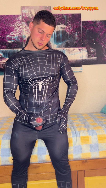 Kontol spiderman-ku muncrat kayak polisi
