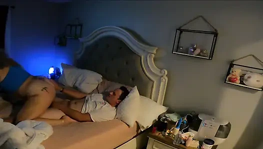 Genç erkek avcısı yemimi alıyor