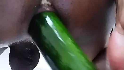 salatalık mastrubating içinde anal