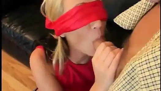 Kör katlanmış sarışın sıkı pembe amına vibratör sokuyor