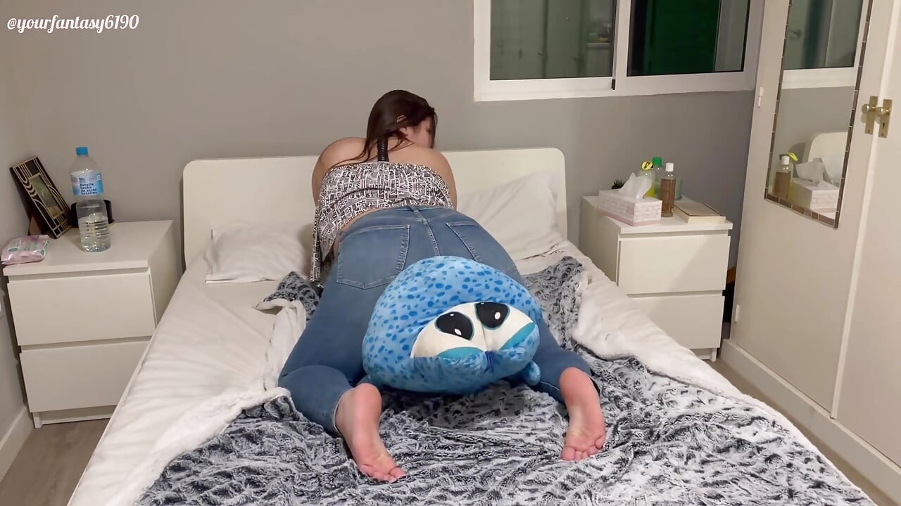 Pète sur ma copine peluche