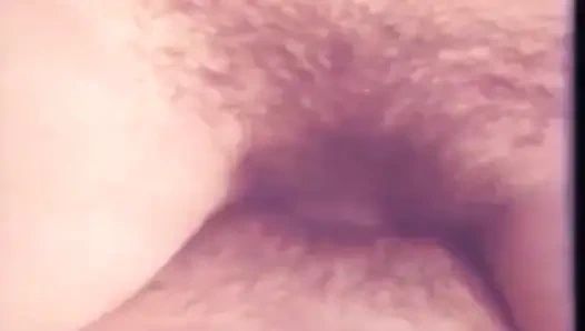 Винтажная волосатая киска наслаждалась большим членом