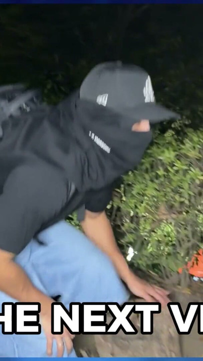 El asistente maquillador me folla el coño apretado con su polla grande mientras me maquillo | Clip 2